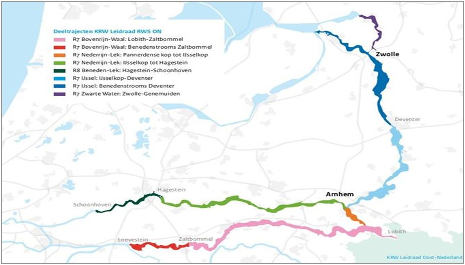 De afbeelding toont een kaart van Nederland met daarop verschillende trajecten van waterlichamen die vallen onder de Kaderrichtlijn Water (KRW). De trajecten zijn met gekleurde lijnen aangegeven en worden in de legenda toegelicht. De kaart beslaat het gebied tussen Lobith, Arnhem, Zaltbommel, Zwolle, Schoonhoven en Deventer. De gekleurde lijnen vertegenwoordigen de verschillende deeltrajecten van grote rivieren zoals de Waal, Nederrijn-Lek, IJssel en Zwarte Water. Steden als Arnhem en Zwolle zijn als referentiepunten weergegeven. De legenda geeft per kleur aan welke riviertrajecten en locaties bij elk deeltraject horen.