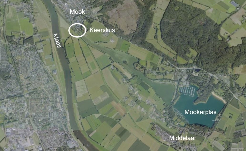 • Figuur 2-1: Ligging projectgebied. Met aan de noordzijde het dorp Mook, aan westzijde de Maas, aan de zuidoostzijde de Mookerplas en Middelaar.
