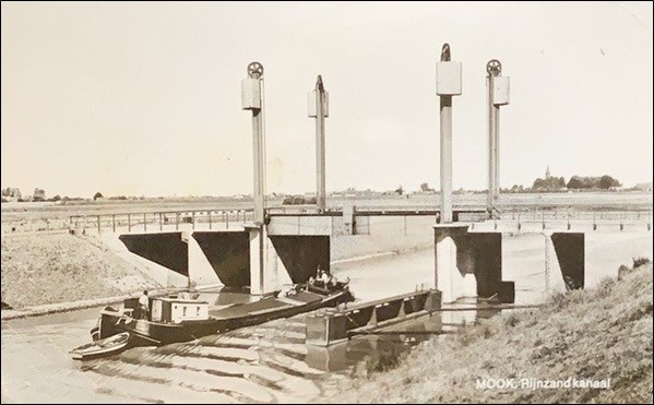• Figuur 5-1: Foto voormalige hefbrug Mook (bron: onsmooiemookenmiddelaar.nl). Historisch beeld met 4 heftorens bij de brug.