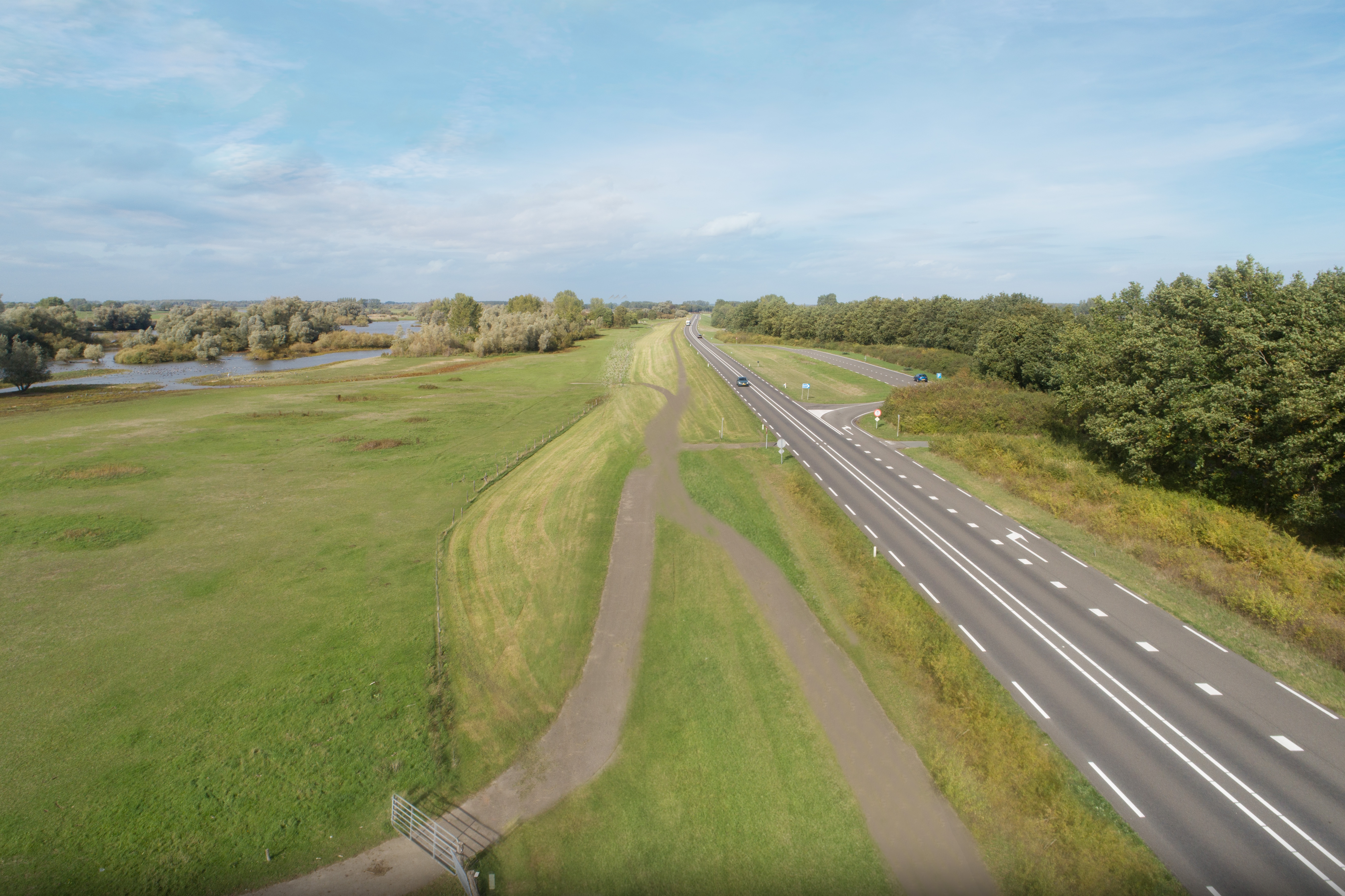 Afbeelding met buitenshuis, gras, hemel, weg&#10;&#10;Automatisch gegenereerde beschrijving