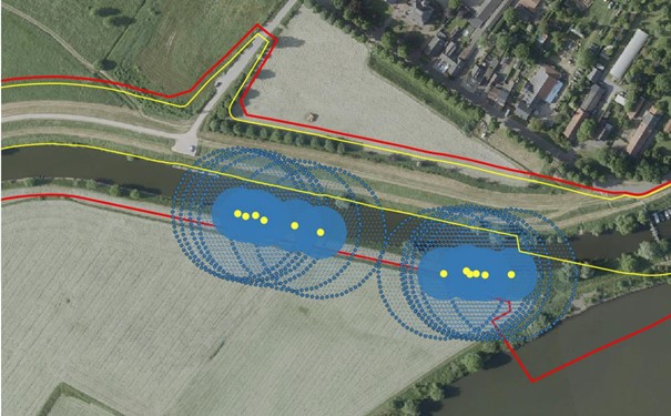 Figuur 7.5: Luchtfoto van een deel van het plangebied met de contouren daarvan met rood weergegeven. Het permanent ruimtebeslag is met geel weergegeven. Vaste rust- en verblijfplaatsen van bevers zijn daar-op met gele stippen weergegeven. Een bufferzone van 20 m en 50 m daaromheen zijn met blauw gear-ceerd weergegeven. Bron ondergrond: PDOK, 2024