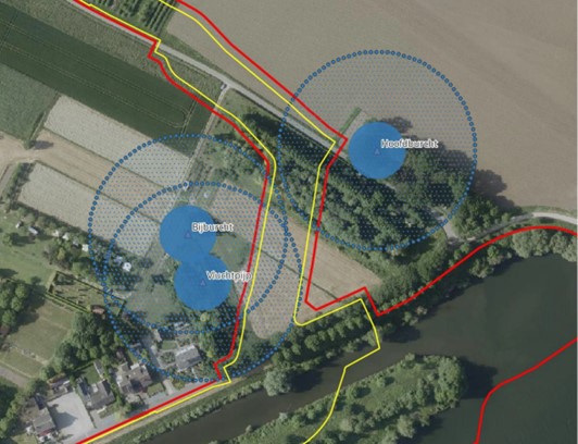 Figuur 7.4: Luchtfoto van een deel van het plangebied met de contouren daarvan met rood weergegeven. Het permanent ruimtebeslag is met geel weergegeven. Vaste rust- en verblijfplaatsen van dassen zijn daarop met blauwe driehoeken weergegeven. Een bufferzone van 20 m en 50 m daaromheen zijn met blauw gearceerd weergegeven. Bron ondergrond: PDOK, 2024.