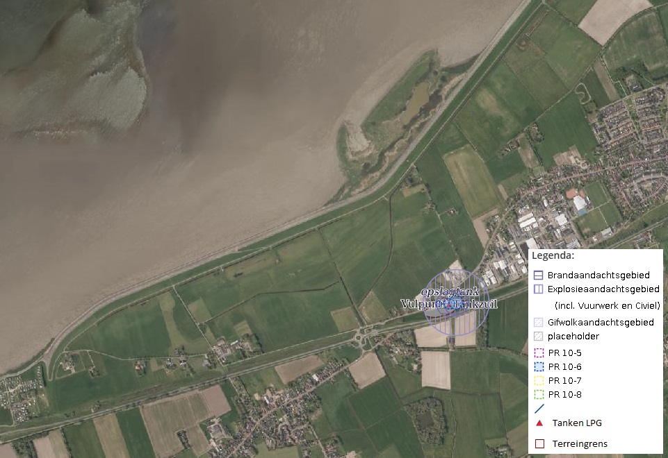 Deze afbeelding geeft de ligging van het tankstation TotalEnergies (aan de Molenakker 2 te Hippolytushoef) weer en de bijbehorende plaatsgebonden risicocontour en aandachtsgebieden. 