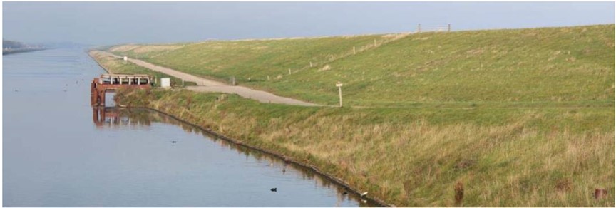 Op deze afbeelding is de binnenzijde van de Balgzanddijk weergegeven in de huidige situatie met binnendijks het Balgzandkanaal.