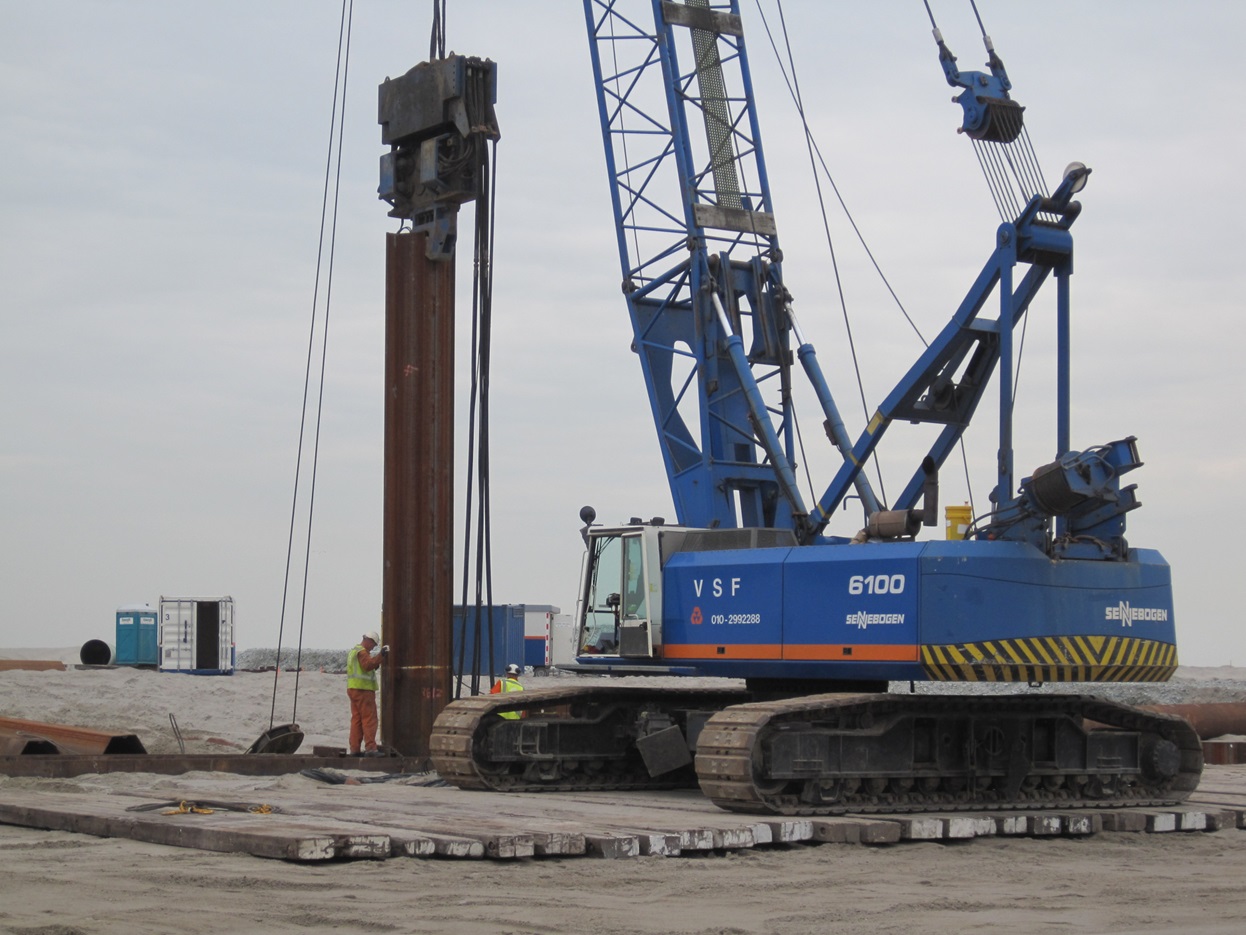 Deze afbeelding geeft een voorbeeld van een situatie waarbij een damwand wordt aangebracht met een draadkraan.