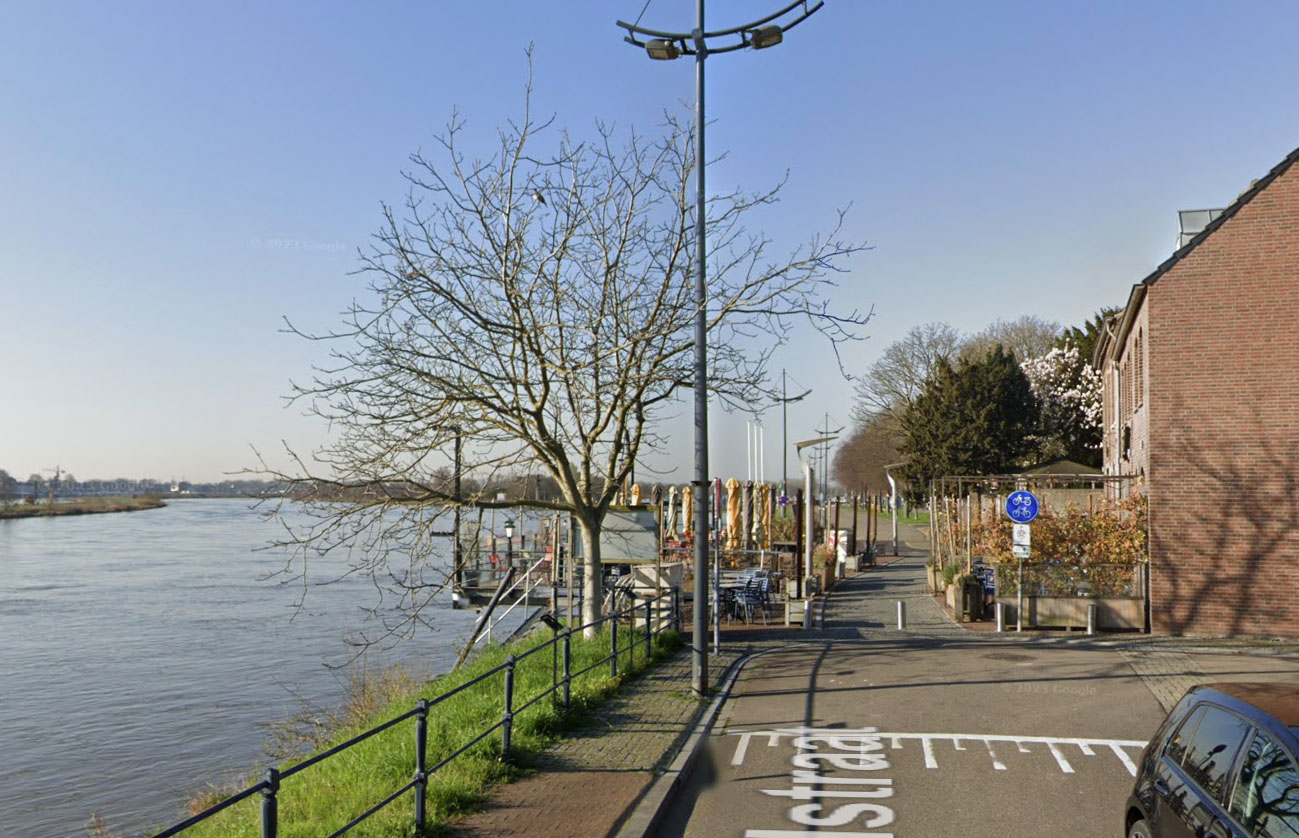 Foto van het zijaanzicht van het Veerhuis waarbij het terras en het dek zichtbaar is