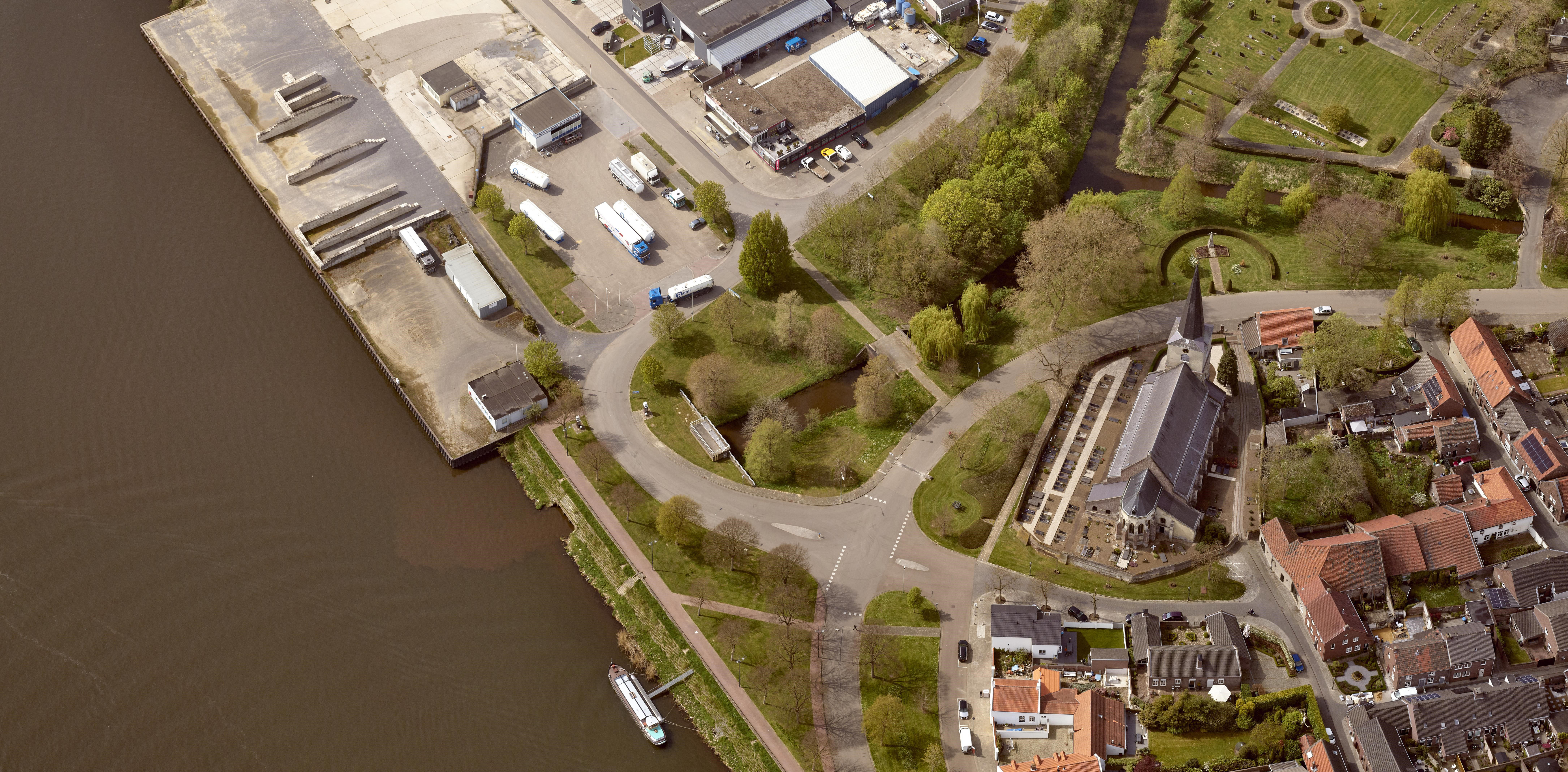 Luchtfoto Beekmonding Wessem naar de Maas.