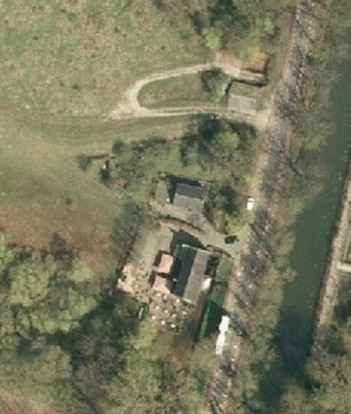 Een luchtfoto van het plangebied.