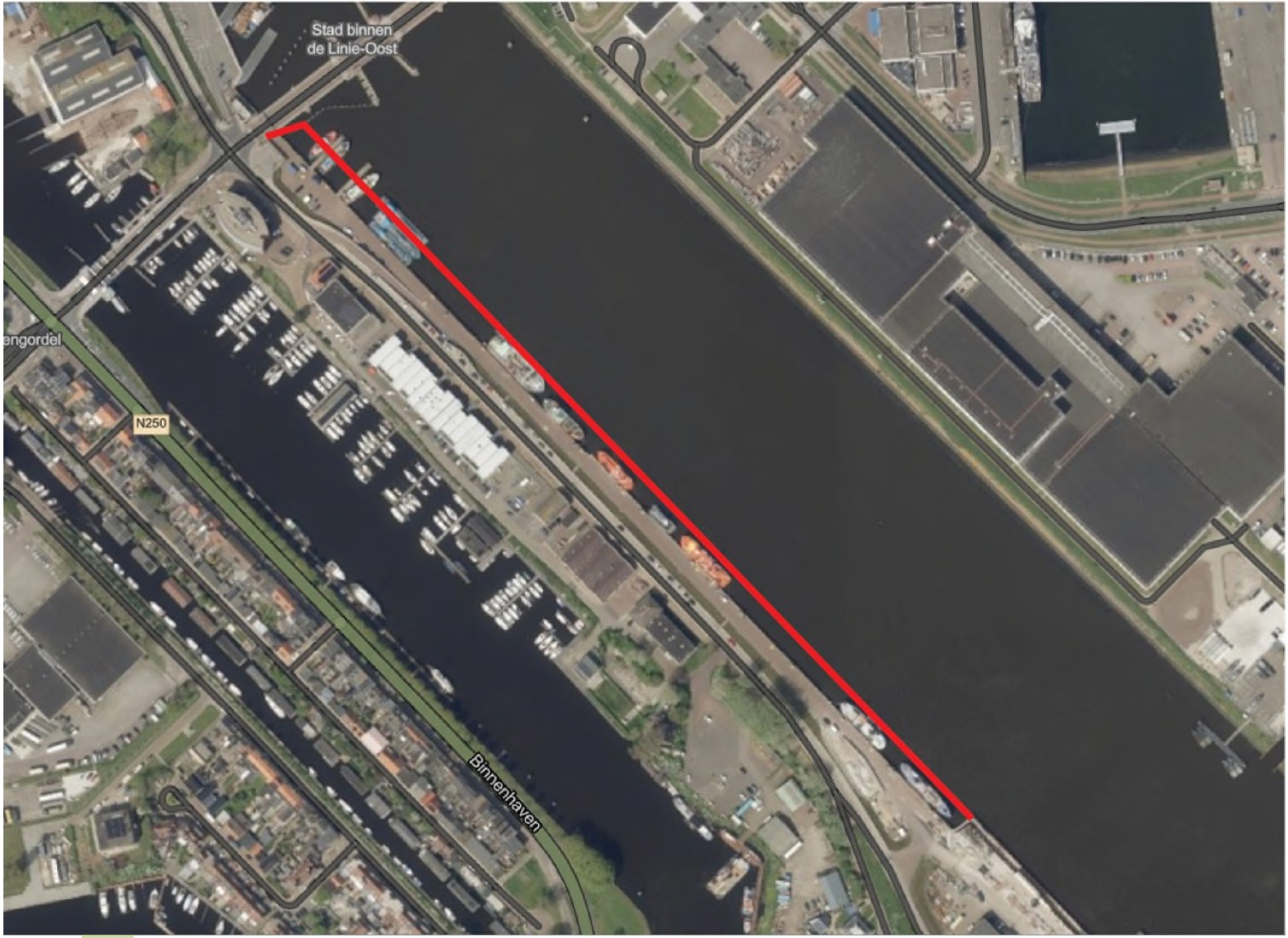 Luchtfoto met daarop het bovenaanzicht van het deelgebied Nieuwe Diep. Met een rode lijn is aangegeven waar de uitbreiding van de kade komt te liggen. Dit is op ongeveer 8 tot 10 meter voor de huidige kade en sluit aan de op de kade het Nieuwe Werk.