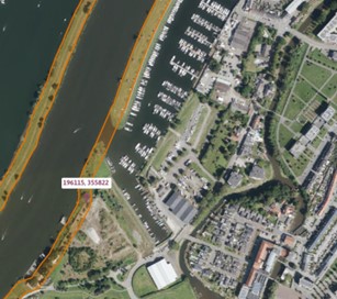 Figur 10: Uitsnede Besluit kwaliteit leefomgeving, zonering vrijwaringsgebieden vaarweg (oranje) met luchtfoto.